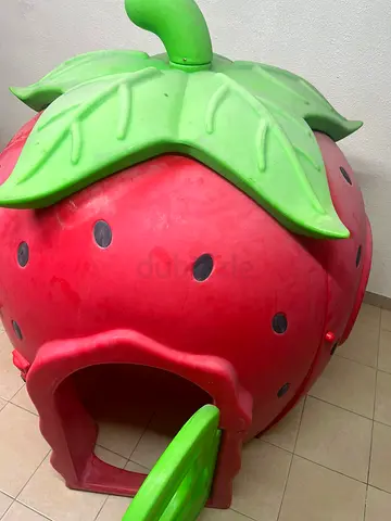 This playhouse is the Fruity Dream House model from the Mets brand.