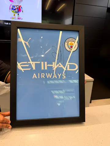 Framed Manchester City Jersey signed by Erling Haaland  (framed) - signed collectible