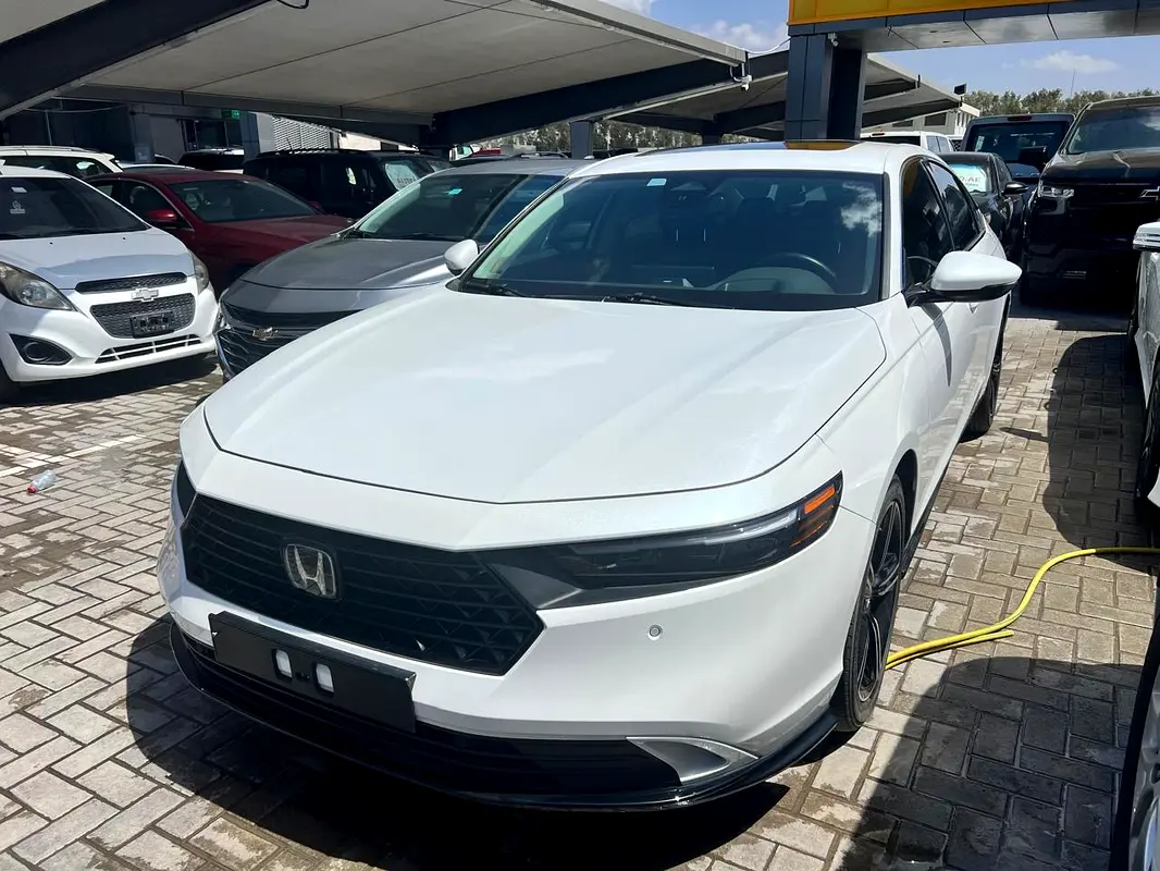 Honda Accord 2023 — photo 1 of 11