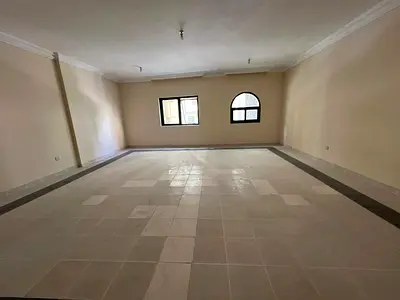 للأيجار السنوي ثلاث غرف وصالة في المحطة بمساحة ضخمة مناسبة للعائات الكبيرة وغرفة خادمة مع حمام قريب من ميغا مول ومخرج دبي