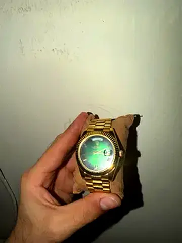 Gold-tone mens wristwatch with metal bracelet - used