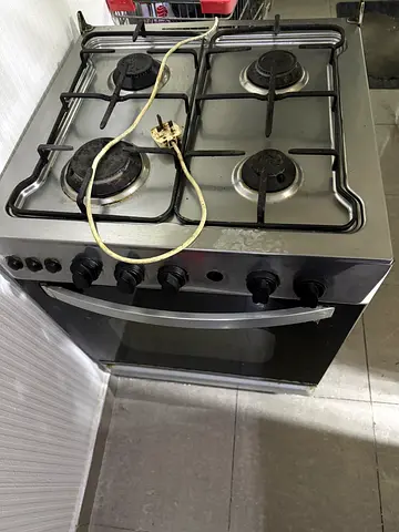 Used freestanding gas oven with 4-burner hob - good working condition