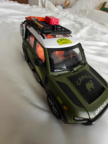 Die-cast Camel Trophy Land Rover Defender toy - 1:18 scale SUV with roof rack accessories
