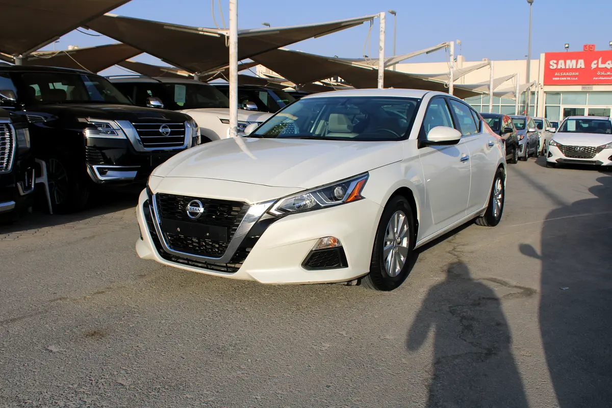 Nissan Altima 2021 — photo 1 of 12
