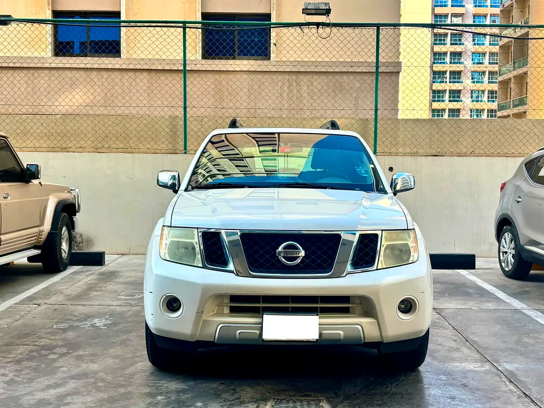Nissan Pathfinder 2009 — photo 1 of 8