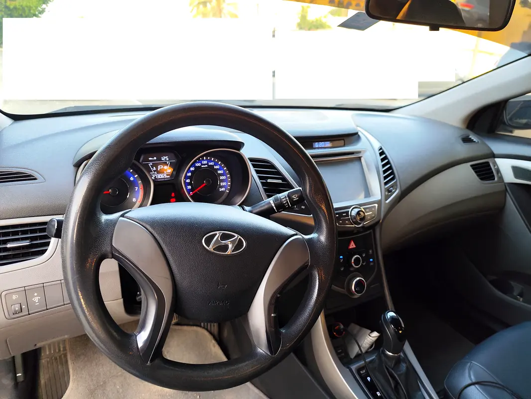 Hyundai Elantra 2015 — photo 1 of 8