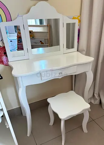 princess make up table and stool