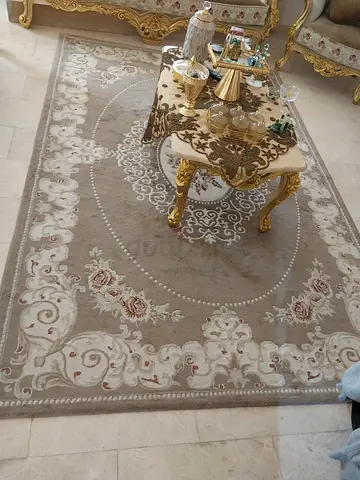 Classic beige floral Persian-style rug - excellent condition