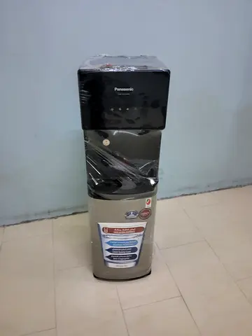 Bottom load water dispenser