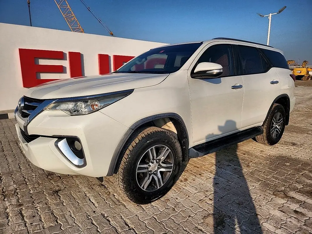 Toyota Fortuner 2016 — photo 1 of 6