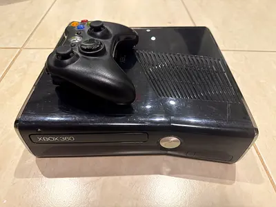Xbox 360 Slim Console with Wireless Controller - Used