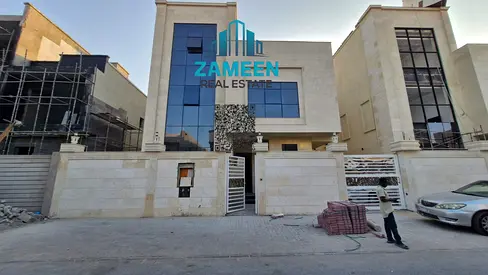 The building area is 5000 sq ft. Ground floor, first floor, and rooftop. Number of rooms: 7, plus a majlis, a maid's room, and 3 living rooms. E