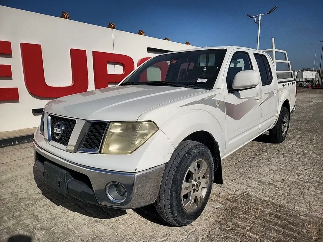 Nissan Navara 2013 — photo 1 of 6
