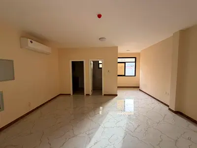 استديو للايجار السنوي بالروضه ٢ قريب من جميع الخدمات مساحه عملية