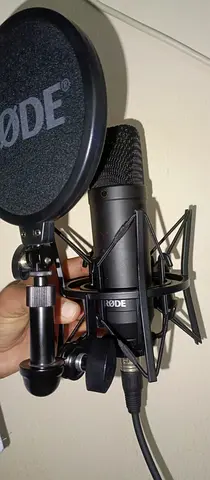 Rode nt 1 Studio Bundle  Interface+  style Rode Mic, Shock Mount, Pop Filter  XLR Cable headphone
