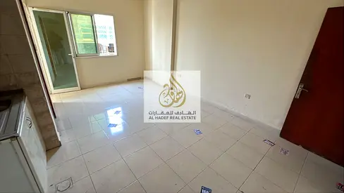 استوديو مميز في الروضة 1  مساحة جيدة  مطبخ منفصل  بلكونة  تشطيب ممتاز  موقع حيوي وسهل الوصول  الإيجار السنوي: 18,000 درهم