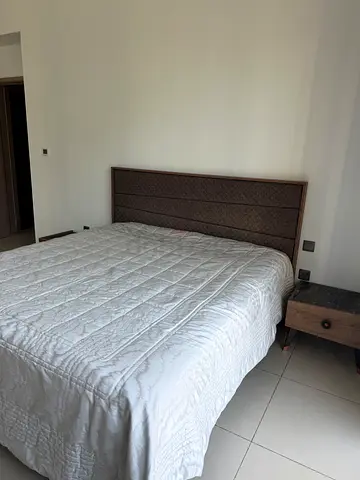 Queen Bed with Wooden Headboard and Dresser – Good Condition

Size: 180 × 200 cm