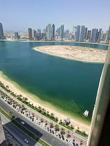 للإيجار في جزيرة مريم الشارقة غرفتان وصالة غرفتان ماستر 3 حمامات مطبخ مخزن تكييف مركزي وموقف سيارة السعر 58000 درهم سنوياً