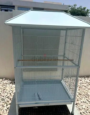 Large outdoor bird cage with roof — good condition