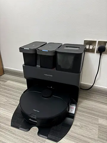 Roborock Auto-Empty Robot Vacuum with Charging  Dust Bin Station - Excellent Condition