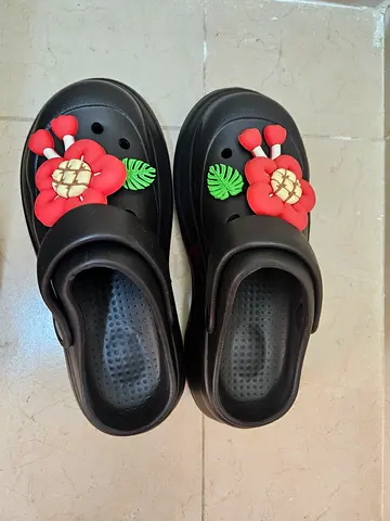 Black casual slip-on clogs with flower charms – lightly used