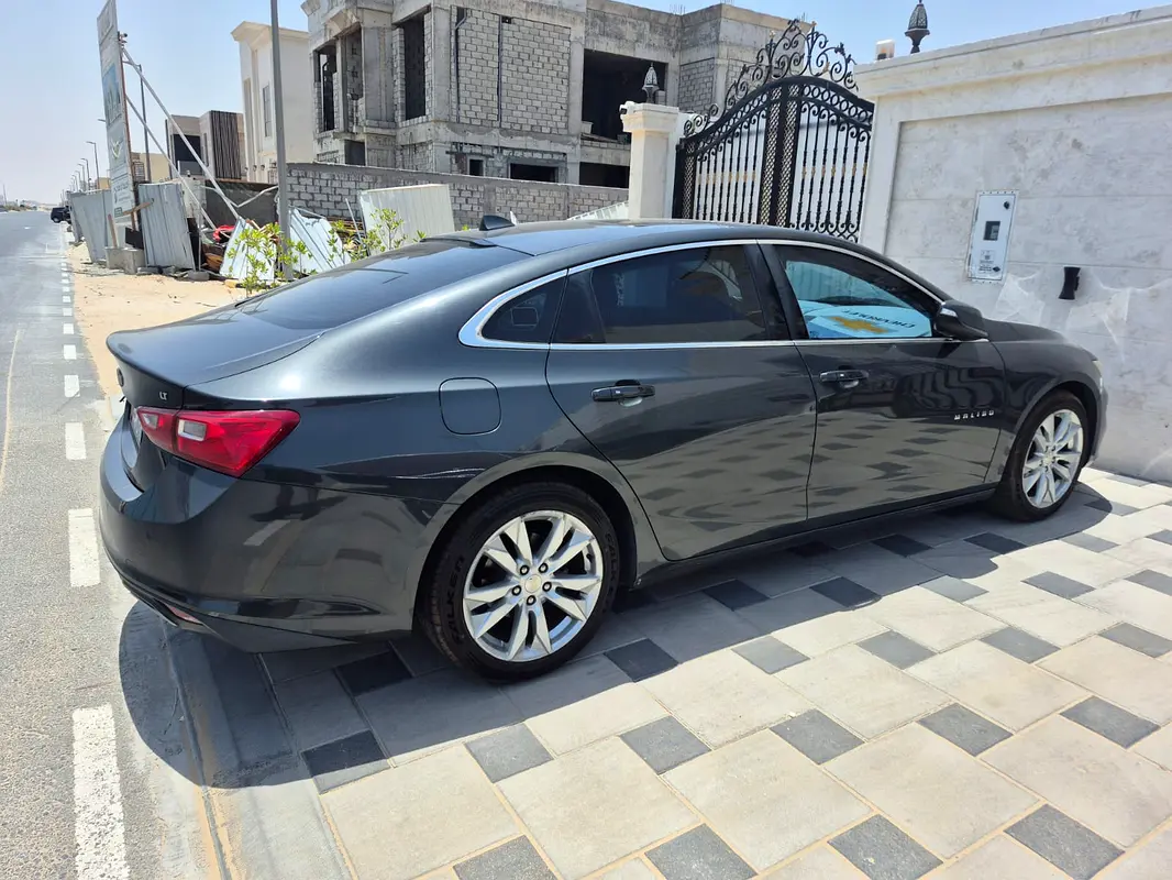 Chevrolet Malibu 2017 — photo 1 of 11