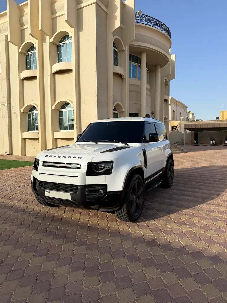 Land Rover Defender 2022 — photo 1 of 5