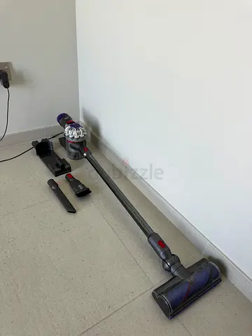 Cordless Stick Dyson V8 Vacuum with Attachments - Good Condition