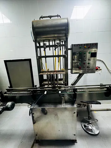 Automatic filling and capping machine