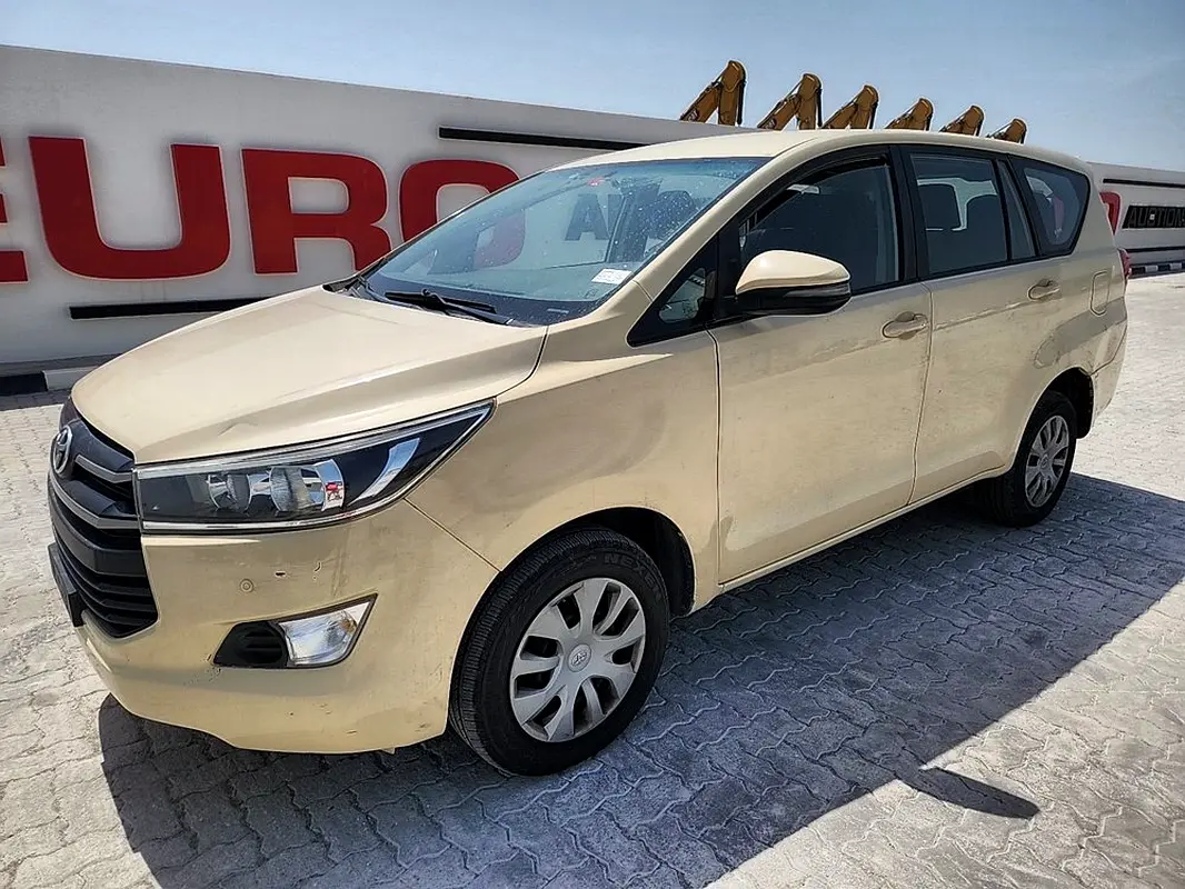 Toyota Innova 2020 — photo 1 of 6