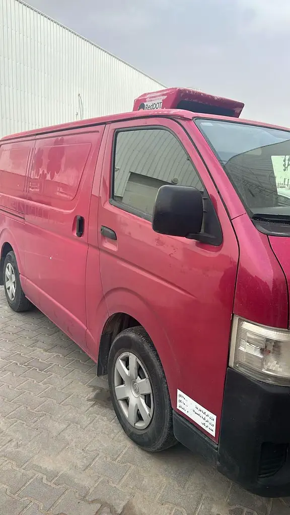Toyota Hiace 2009 — photo 1 of 4