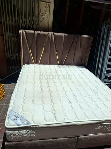 We are selling used bed with mattresse good condition 180x200 size for sale