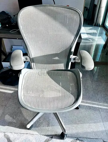 For selling Herman Miller Aeron chair.colour black.