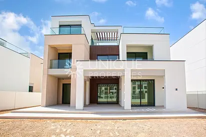 Luxury 5Bed Villa | Park View | Single row
