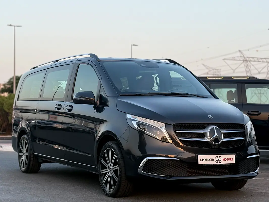Mercedes-Benz V-Class 2023 — photo 1 of 17