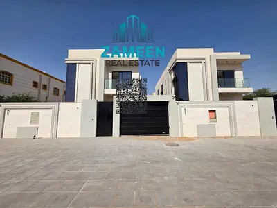 للبيع: فيلا استثمارية سكنية فاخرة جدًا مع تغليف من الرخام والحجر. تتميز بثلاث واجهات.  تشطيبات فاخرة وموقع متميز بالقرب من المركز التجاري الجديد، "مار