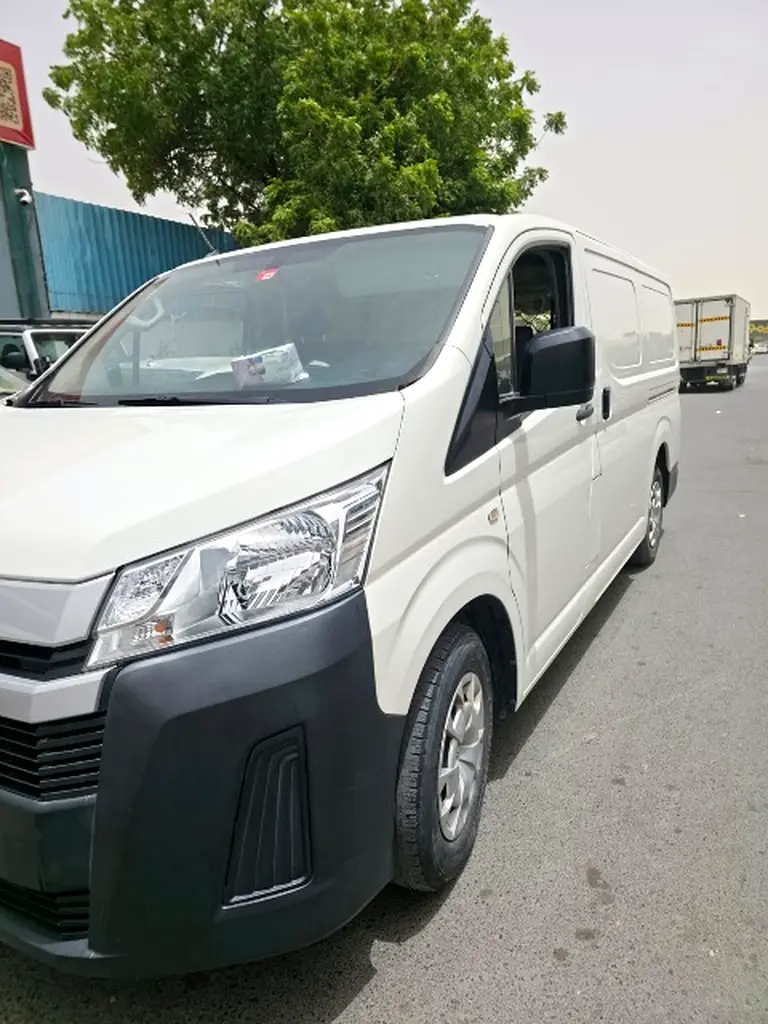 Toyota Hiace 2019 — photo 1 of 7