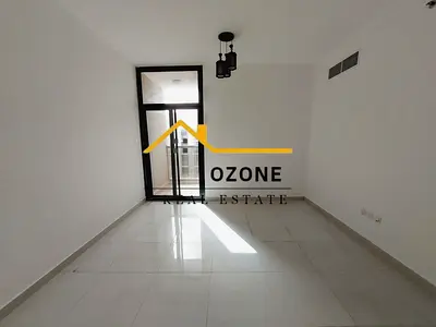 شقة جديدة تمامًا مكونة من غرفة نوم واحدة وصالة مع شرفة وحمامين، بالإضافة إلى موقف سيارات داخل المبنى في موقع متميز.