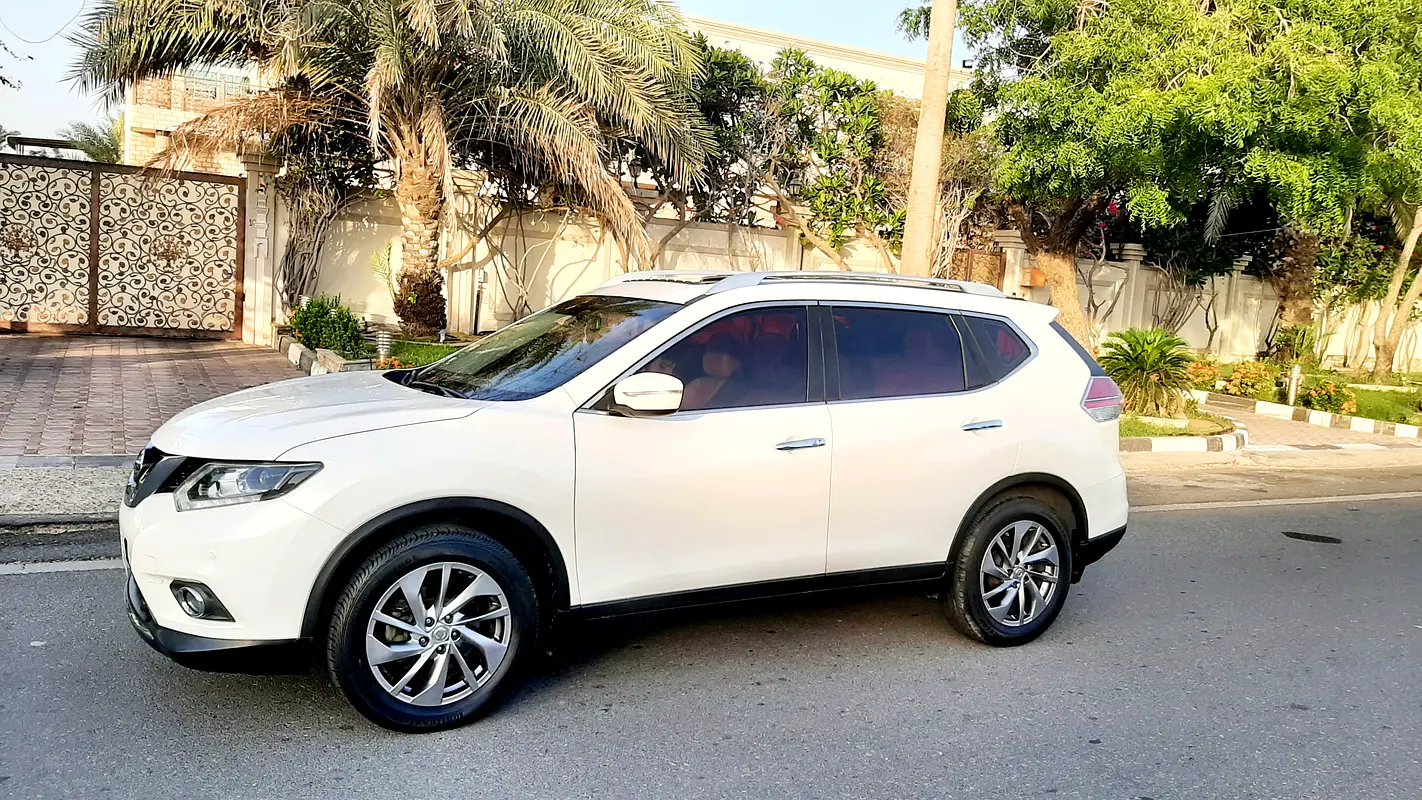 Nissan X-Trail 2015 — photo 1 of 16
