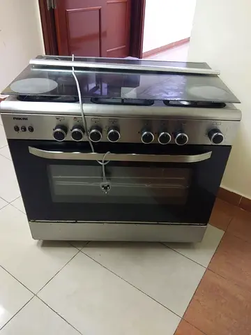 Gas cooker with grill