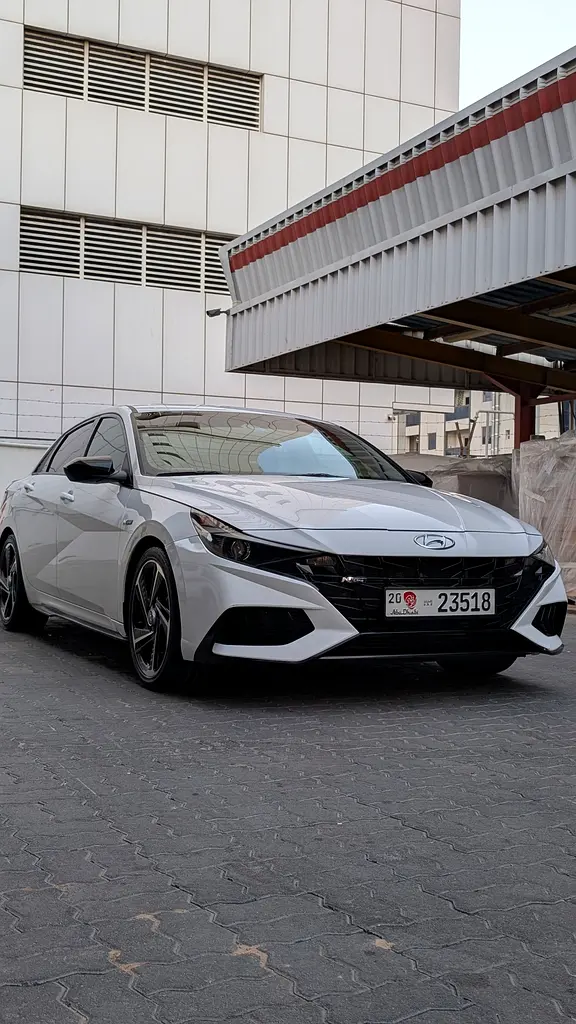Hyundai Elantra 2022 — photo 1 of 15