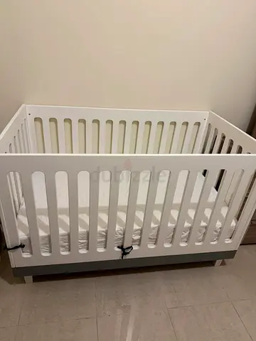 White Wooden Baby Crib - Great Condition with mattress