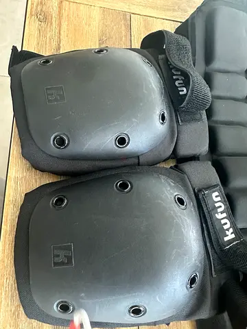 Set of protective knee and elbow pads for skiing/skating/scooter