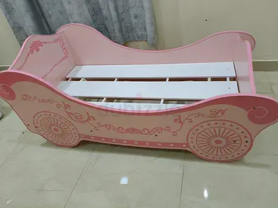 Princess Kids Bed with Mattress – Excellent Condition | سرير أطفال بتصميم الأميرة مع مرتبة – بحالة م