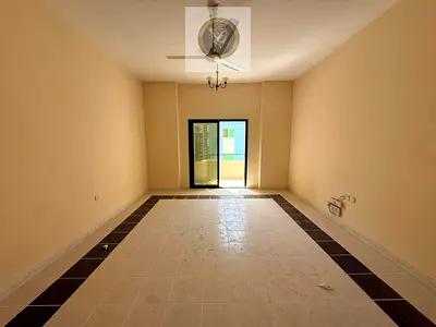 شقه ثلاث غرف وصاله اطلاله مفتوحه مساحه كبيره  تكييف مركزي غرفه ماسترتسهيلات بالسداد  قريب حديقه المحطه