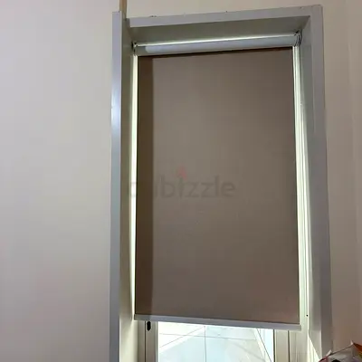 ستارة رول (Roller Blind) – لون بيج / تاوب – بحالة ممتازة