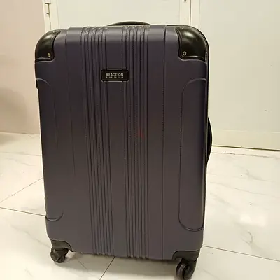 Kenneth Cole REACTION Out of Bounds Lightweight Hardshell 4-Wheel Spinner Luggage