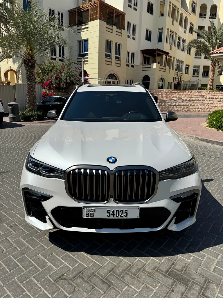 BMW X7 2023 — photo 1 of 10