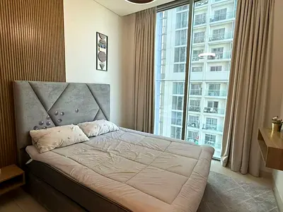 Fully furnished/ Vacant/ Mid floor /1+Study Room
