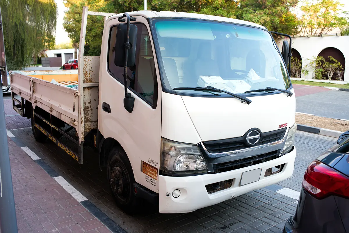 Hino 300 2015 — photo 1 of 12